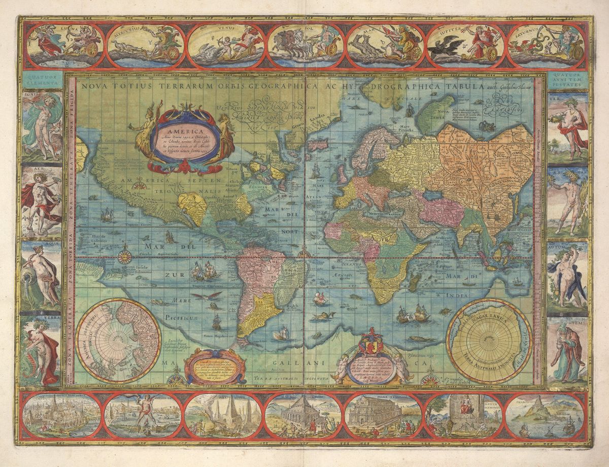 Handgekleurde wereldkaart van Blaeu uit 1649, met de continenten in pastelkleuren, zeilschepen op zee, twee poolkaarten onderin en een rand met medaillons van planeetgoden, de elementen, de seizoenen en de zeven wereldwonderen.